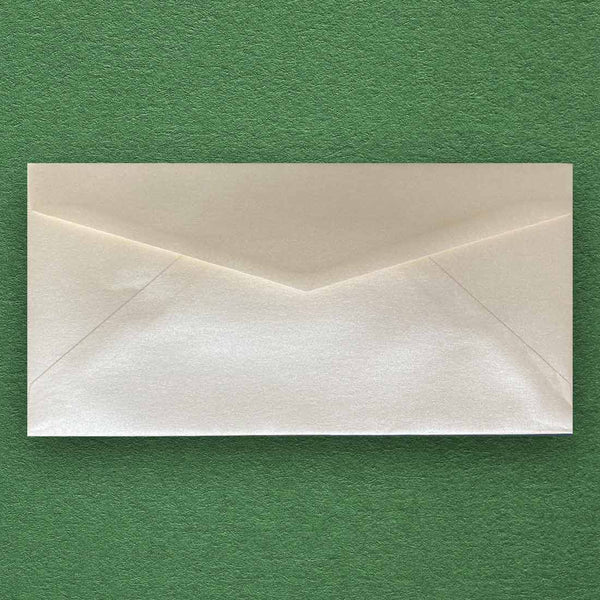 these dl envelopes are made using a pearlescent Peregrina 120gsm paper and come with diamond shaped flaps
