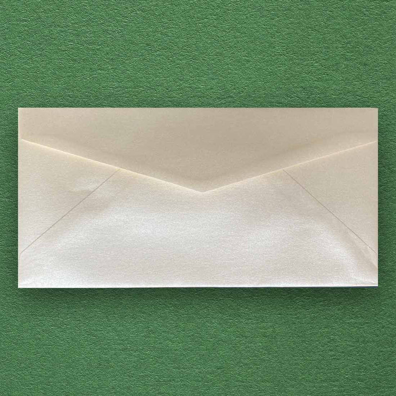 these dl envelopes are made using a pearlescent Peregrina 120gsm paper and come with diamond shaped flaps