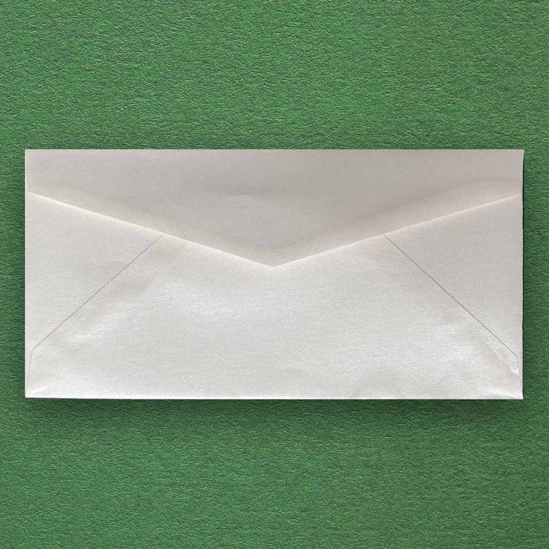 Using a pearlescent 120gsm paper, these dl envelopes come with a diamond flap